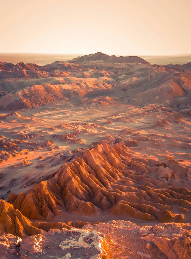 Relieves del desierto de Atacama iluminados por el sol, San Pedro de Atacama, Chile