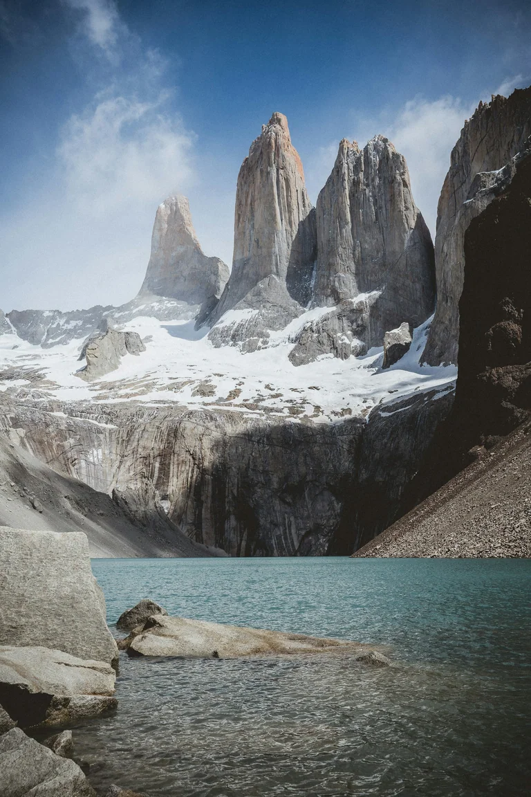 Las Torres del Paine sobre un paisaje de nieve y roca en la Patagonia chilena
