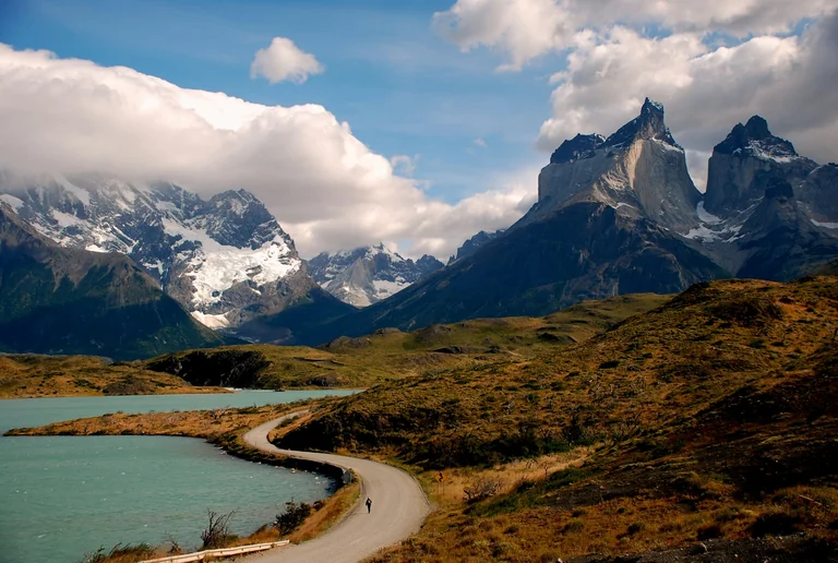 Camino junto a un lago y los Cuernos del Paine, en la Patagonia chilena