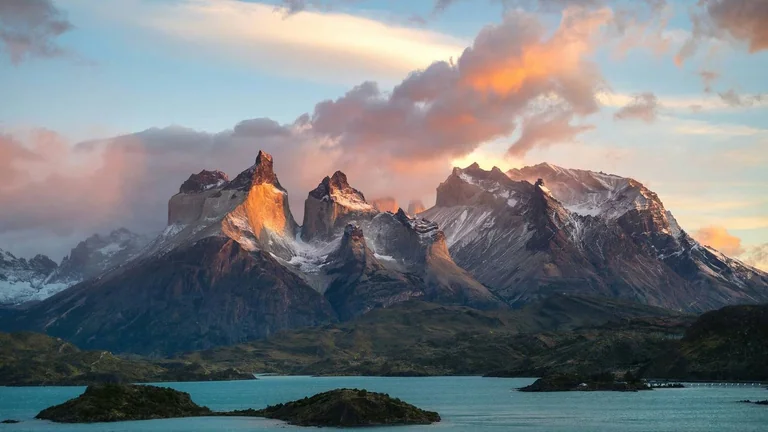 Montañas y lago bajo la luz del atardecer