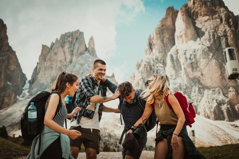 Grupo de viajeros en un paisaje de montaña